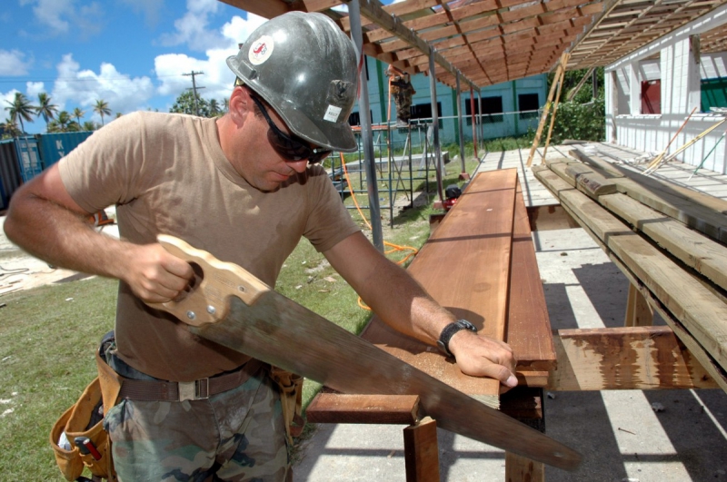 ebeniste-CAVALAIRE SUR MER-min_worker_construction_building_carpenter_male_job_build_helmet-893290